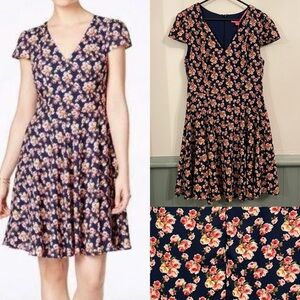 Betsey Johnson Floral V-Neck Cap Sleeve Fit & Flare Chiffon Dress. Size 10/12